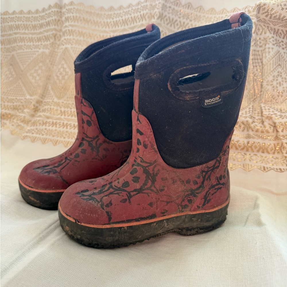 Bogs Kids Size 9 Red and Black skulls Waterproof insulated winter Boots